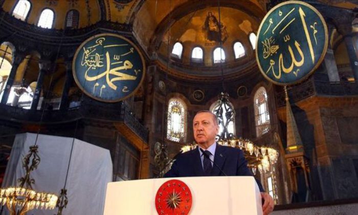 Erdoğan, Ayasofya’nın ibadete açılmasına ilişkin kararnameyi imzaladı