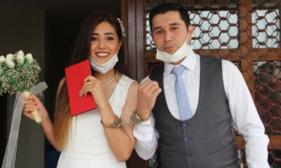 Bursa’da komiser yardımcısı çifte nikah töreninde ‘kelepçe’ takıldı