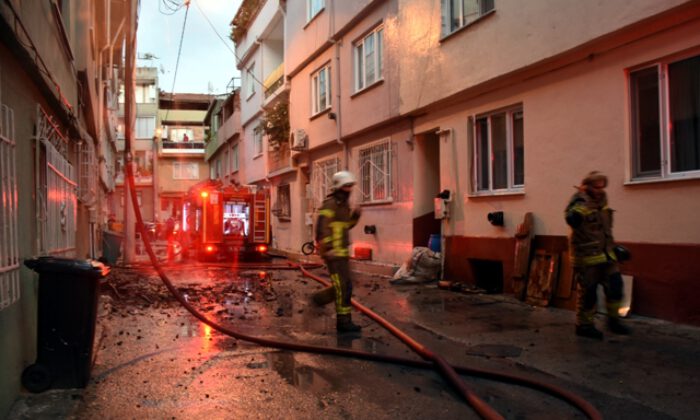 Bursa’da apartmanın çatı katında çıkan yangın söndürüldü