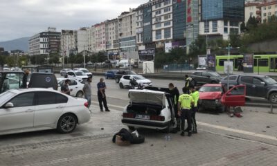 Bursa’da ittikleri otomobile başka bir otomobil çarptı: 3 yaralı
