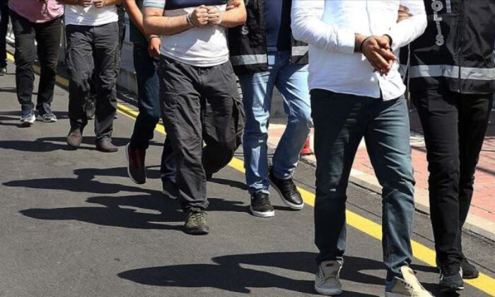 İzmir merkezli FETÖ operasyonu: 89 şüpheli gözaltında