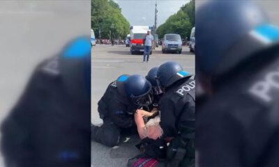 Almanya’da polisin protestoculara şiddet uygulamasına tepki