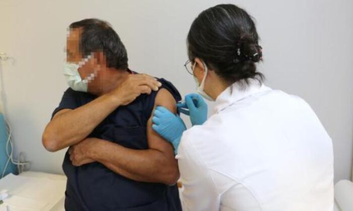 Türkiye’de ilk koronavirüs aşısı gönüllülere yapıldı