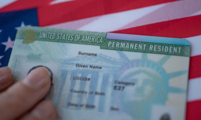 Göçmenler, ABD’ye giden yolu Türk pasaportunda görüyor