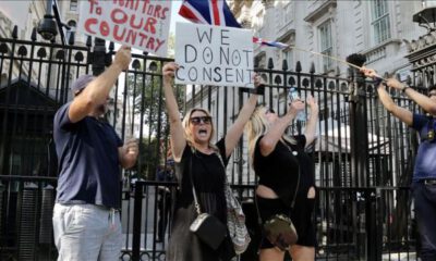 İngiltere’de 6’dan fazla kişinin bir araya gelmesinin yasaklanmasa protesto