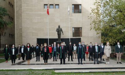 Bursa Barosu, Cumhuriyet Bayramı’nı Adalet Sarayı önünde kutladı