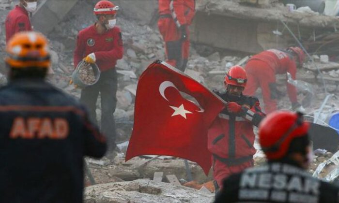 Enkaz çalışmalarında kurtarma ekibinden ‘Türk bayrağı’ hassasiyeti