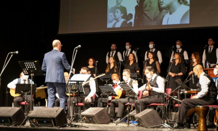 Bursa’da öğretmenler, öğrencileri ile sahnede