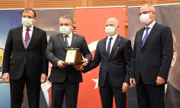 AK Parti Bursa’da Davut Gürkan, görevi Ayhan Salman’dan devraldı