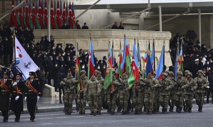 Azerbaycan, zaferini askeri geçit töreniyle kutladı