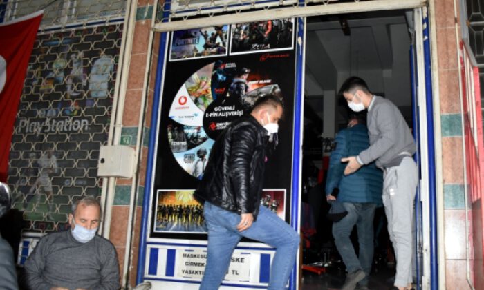 Bursa’da duvarını delerek girdikleri internet kafede oyun oynayan gençlere ceza