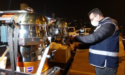 Bursa’da sokağa çıkma kısıtlamasında görevli polislere çorba dağıttı