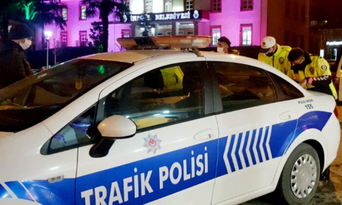 Bursa’da kısıtlama saatinde kimliksiz gezen 2 kişi gözaltına alındı