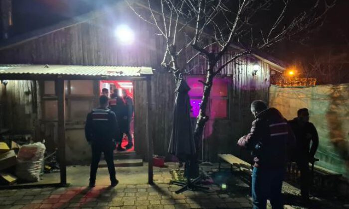 Bursa’da içkili restorana dönüştürülen bağ evindeki 20 kişiye para cezası