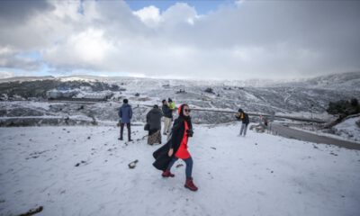 Uludağ’daki kar yağışı turizmcileri sevindirdi