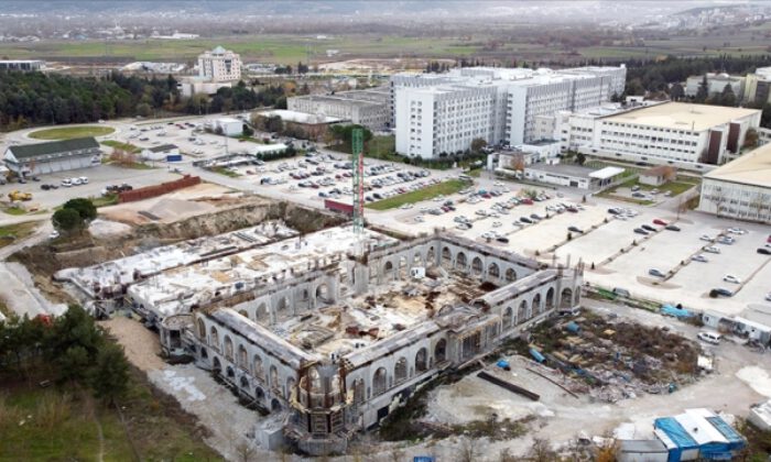 Uludağ Üniversitesi yerleşkesinde cami ve külliye inşaatı yükseliyor