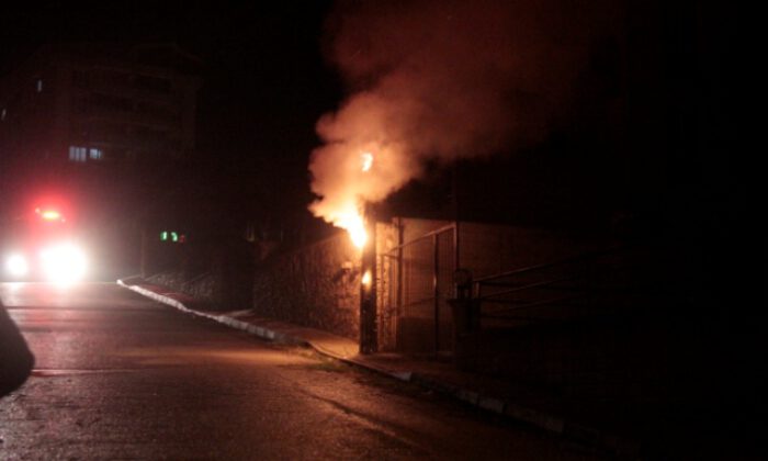 Bursa’da elektrik direğindeki yangın paniğe neden oldu