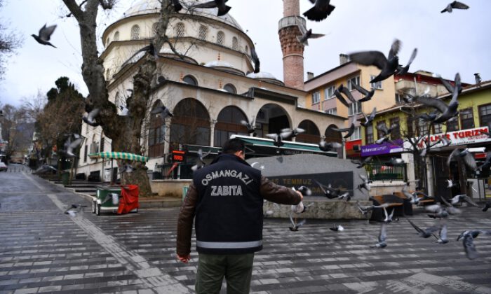 Osmangazi sokakları sessizliğe büründü, meydanlar kuşlara kaldı