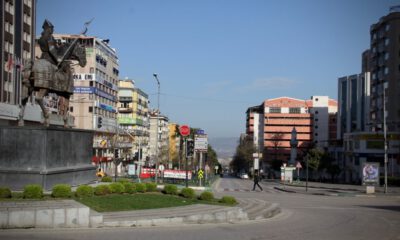 Bursa’da sokağa çıkma kısıtlaması nedeniyle caddeler sessiz