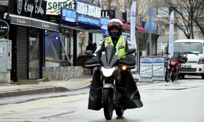 Motosikletli kuryeler salgın sürecinde yoğun mesaide