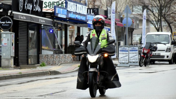 Motosikletli kuryeler salgın sürecinde yoğun mesaide
