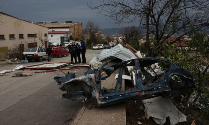 Bursa’da kuvvetli lodos iş yerlerinin çatılarını uçurdu: 1 yaralı