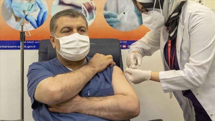 İlk CoronaVac aşısı Sağlık Bakanı Koca’ya yapıldı