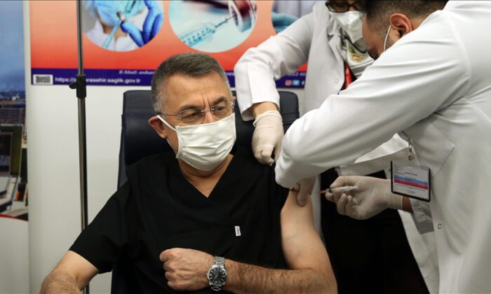 Cumhurbaşkanı Yardımcısı Oktay da Kovid-19 aşısı yaptırdı