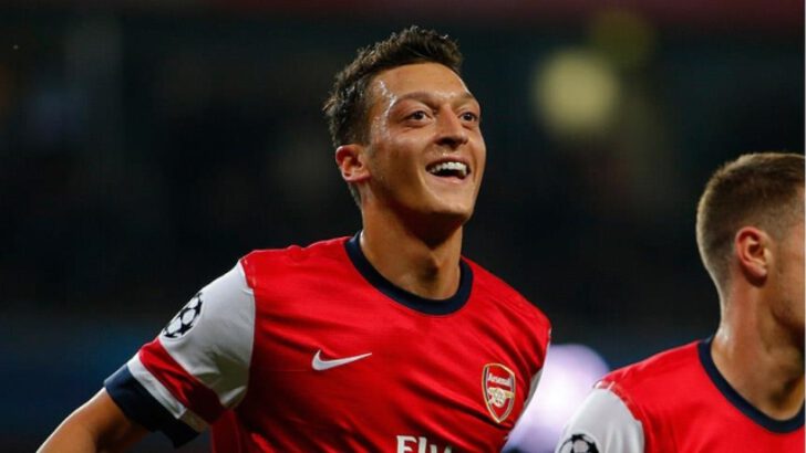 Mesut Özil, Türkiye’de sadece Fenerbahçe’de forma giyebileceğini açıkladı