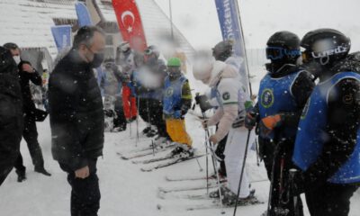 Uludağ’da çocukların kayak ve snowboard heyecanı
