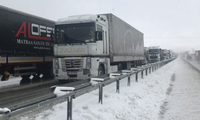 Bursa-İzmir kara yolunda kar nedeniyle ulaşım aksıyor