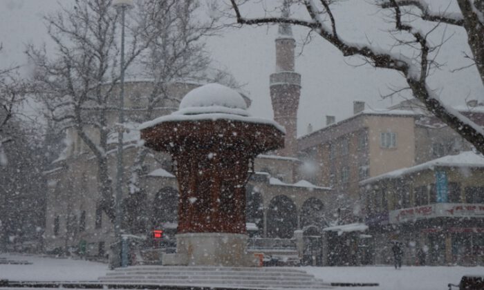 Bursa kent merkezinde kar kalınlığı 15 santimetreye yaklaştı