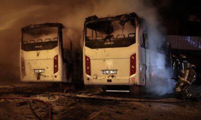 Bursa’da park halindeki 2 servis aracı yandı