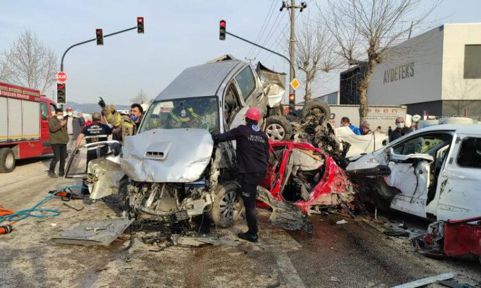 Bursa-Ankara kara yolunda zincirleme trafik kazası: 3 ölü, 21 yaralı