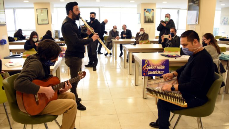 Bursa’da kütüphanede gençlere ‘sürpriz’ müzik dinletisi