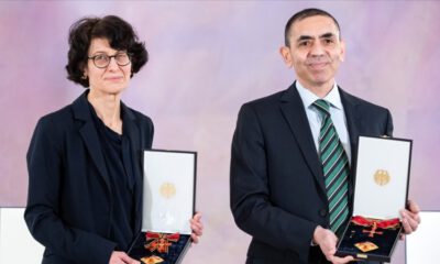 Almanya’da Prof. Dr. Uğur Şahin ve eşi Dr. Özlem Türeci’ye liyakat nişanı