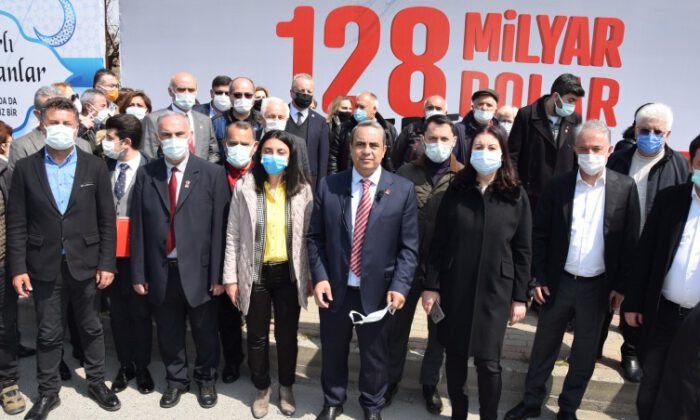 ‘128 milyar’ afişi Mudanya’da tekrar asıldı