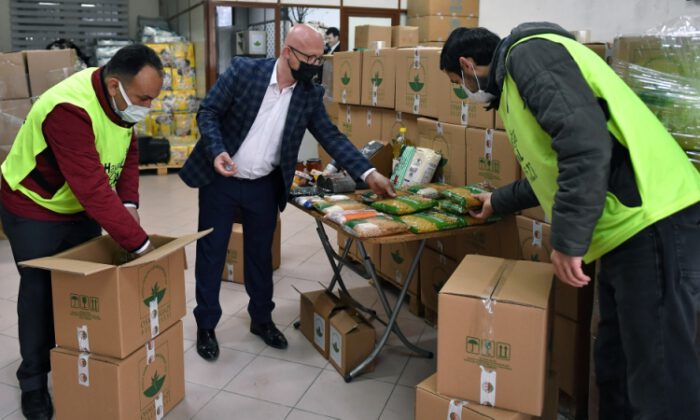 Osmangazi Belediyesi erzak paketleri vatandaşla buluşacak