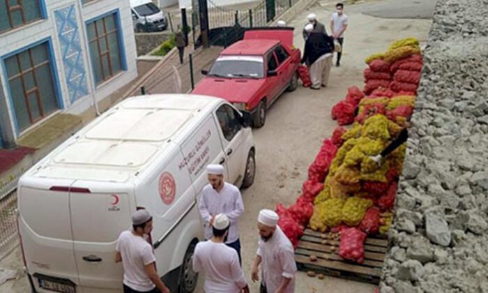 Gebze’de patates soğanları tarikat vakfı dağıttı