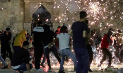 İsrail polisi, Mescid-i Aksa’da cemaate saldırdı