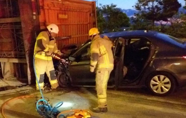 Bursa’da otomobil devrilen tıra çarptı: 1 ölü, 2 yaralı