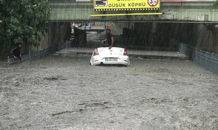 İstanbul’da sağanak hayatı felç etti