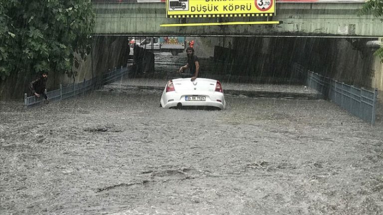 İstanbul’da sağanak hayatı felç etti
