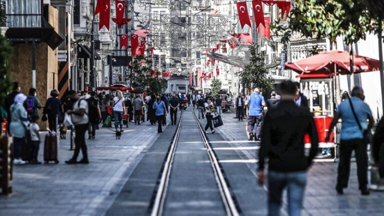Uzmanlar ‘normal hayata geçiş’ için tarih verdi