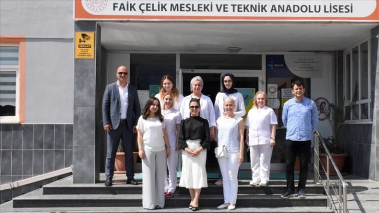 Bursa’da liseli gönüllüler, mahalle sakinlerinin yardımına koştu