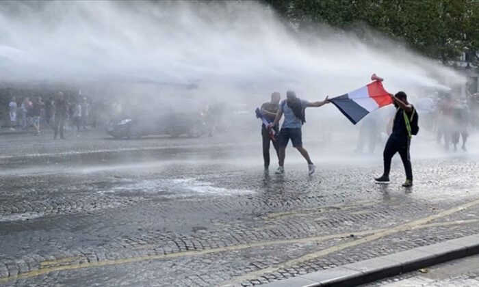 Fransa’nın aşı karşıtları yine meydanlarda