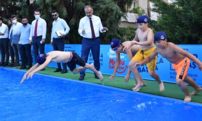 Bursa’da çocuklar okul bahçesinde yüzme öğreniyorlar