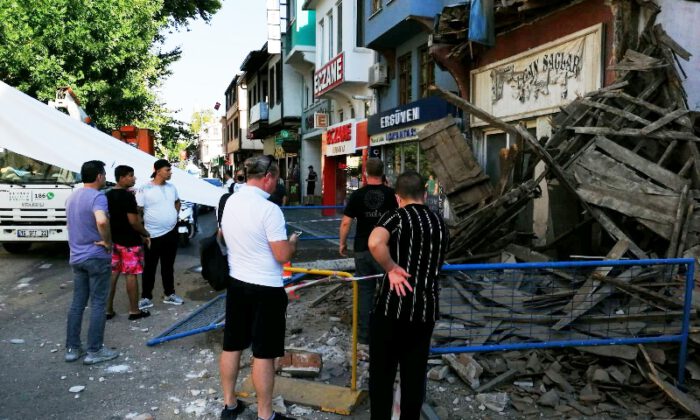 Mudanya’da kullanılmayan ahşap bina çöktü