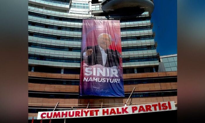 CHP Genel Merkezi’ne ‘Sınır Namustur’ afişi