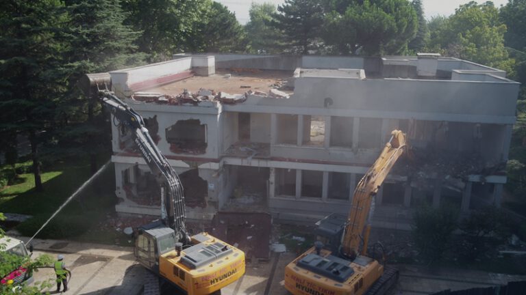 BUSKİ yerleşkesindeki riskli bina böyle yıkıldı